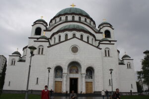 Sankt Savas kyrka i Belgrad under en molnig himmel