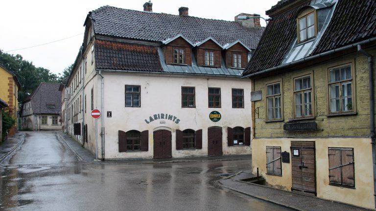 Läs mer om artikeln Hemlig badort rockar fett – Det okända västra Lettland en sommardröm